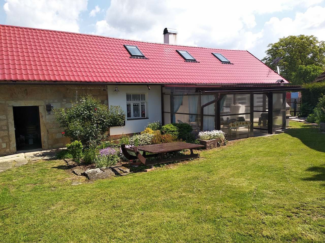 Pergola a venkovní posezení u roubenky