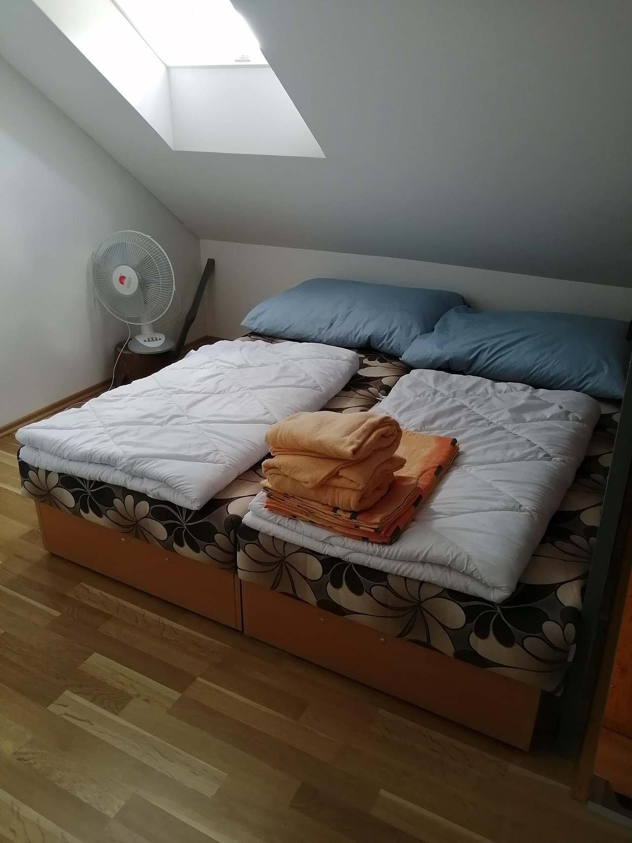 Průchozí ložnice v roubence