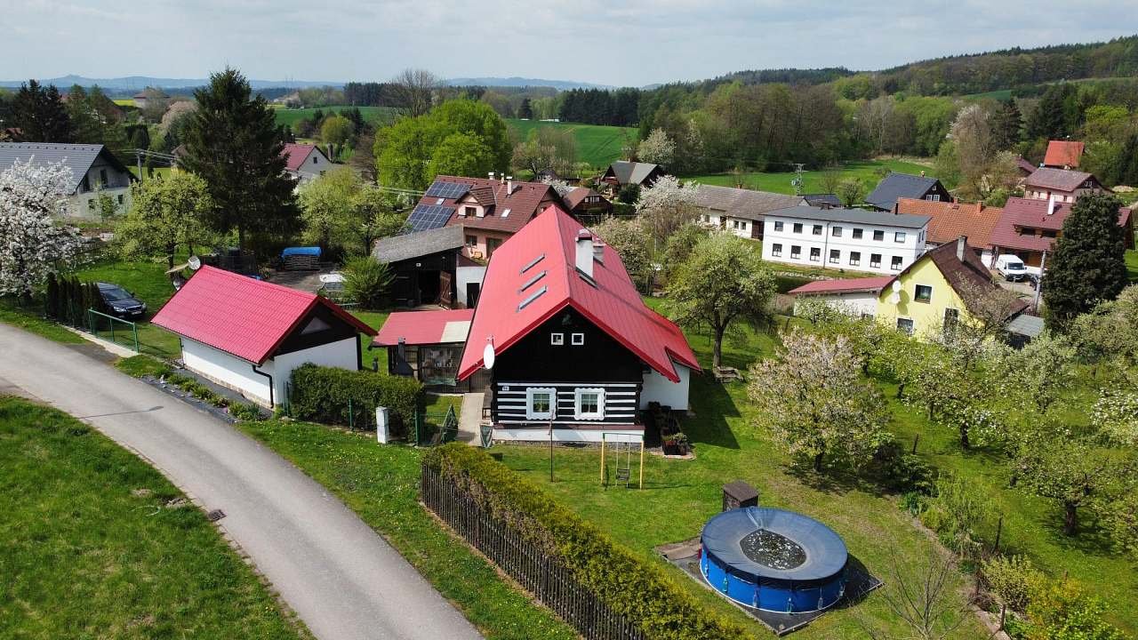 Zahrada s bazénem u Roubenky u Sovy
